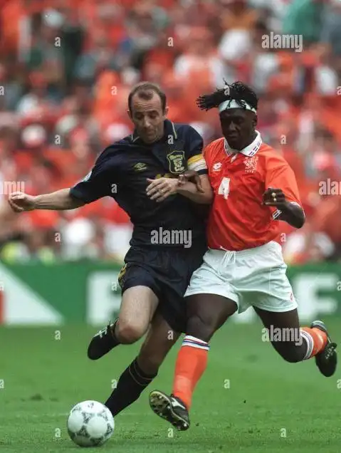 退役荷兰国脚45岁身材堪比c罗,天赋异禀,16岁踢荷甲19岁拿欧冠