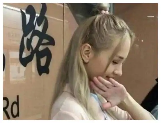 俄罗斯女孩试穿汉服超害羞,当她看镜头时,网友谁顶得住