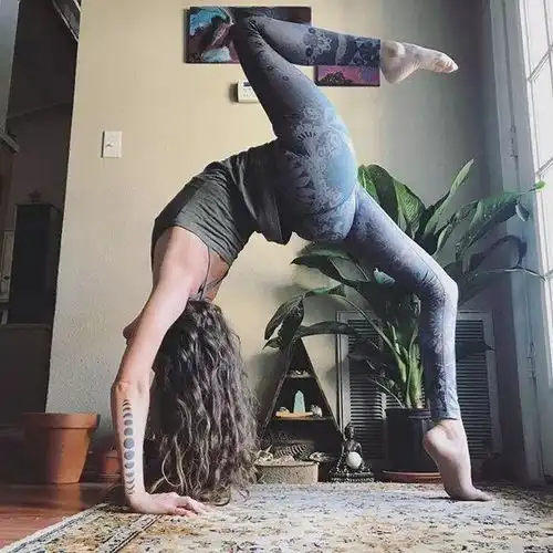 难以想象的画面金发美女穿着紧身裤,在家都在做着些什么