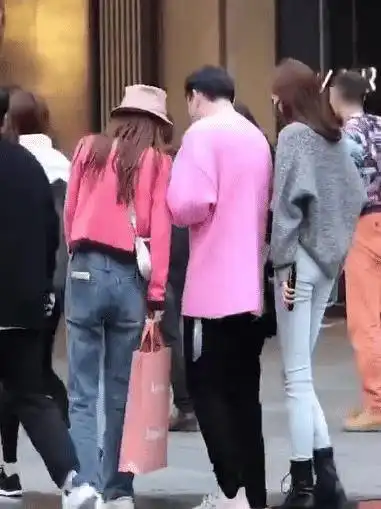 王思聪粉嫩穿搭外出,获两美女陪伴春风得意,王校长审美罕见飙升