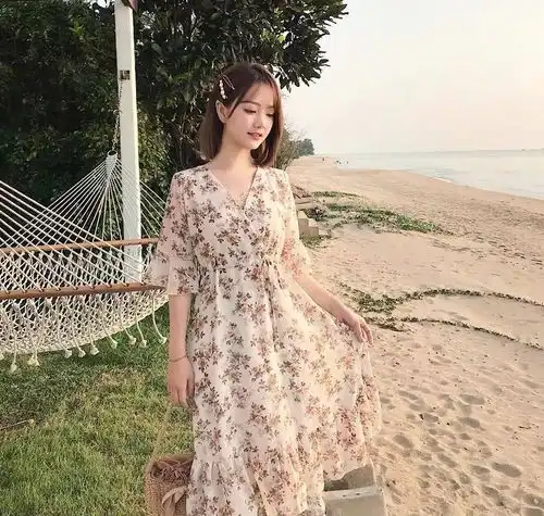 告别千篇一律的碎花裙,这几款木耳边v领,演绎真正气质美