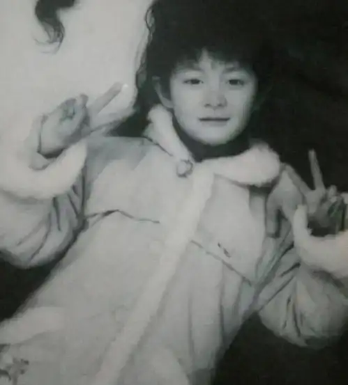 点击观看小傅童年照