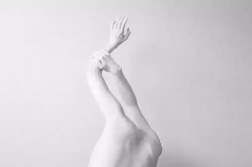 日本女摄影师镜头下的佛系摄影,清心寡欲的少女人体优雅