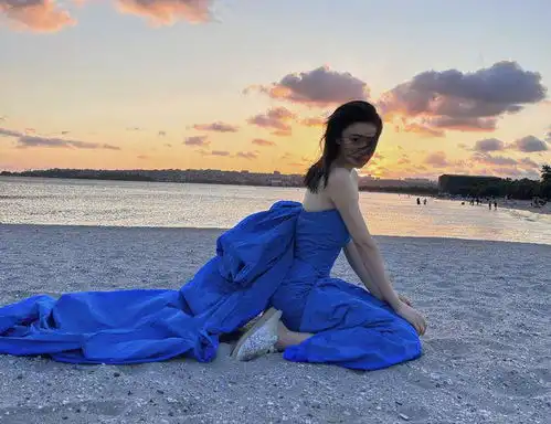 36岁张馨予带母亲看日落,56岁妈妈比女儿还时髦,母女同框像闺蜜
