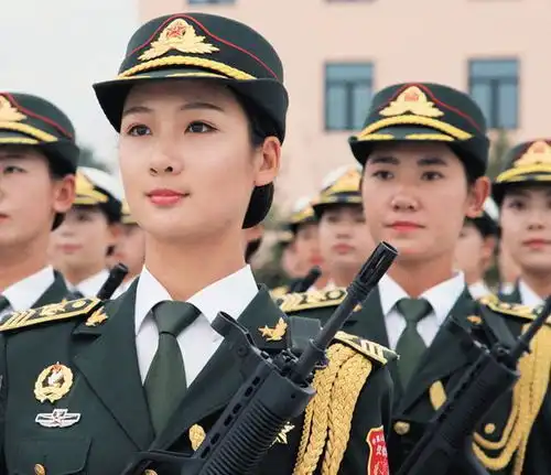 军校女学员说自己变糙了很高兴军校一年,花木兰这样擦亮颜值