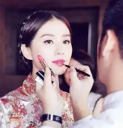 擦了口红怎么吃东西,戚薇霸气杨迪吓人,最后一个太搞笑了