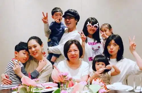 咘咘波妞陪爸爸去菜场,姐妹两人手牵手,背影超温馨