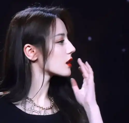 万茜的侧脸是长在标准尺上的吧
