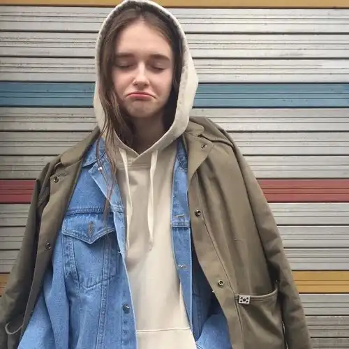 高级感头像欧美女生驼色