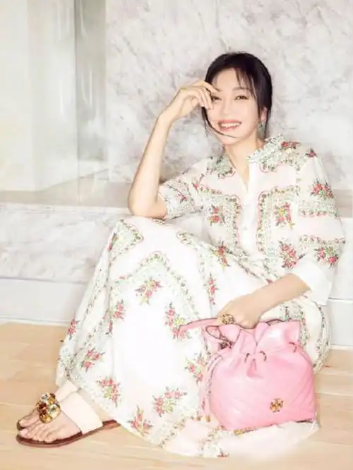 秦岚全新大片出炉,穿基础款t恤牛仔裤,演绎轻熟气质