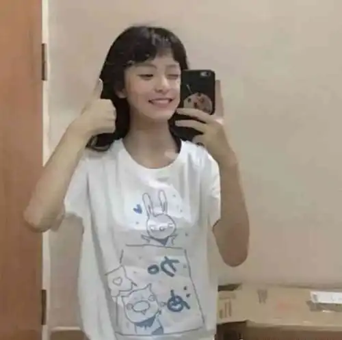抖音00后小妹妹火了,开学第一天就被罚站网友心动的感觉
