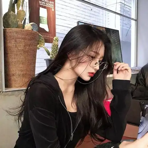 带眼镜的女生头像温婉