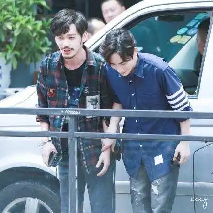 快乐大本营朱一龙和白宇甜蜜互动,比心舞环节边观察边咬耳朵