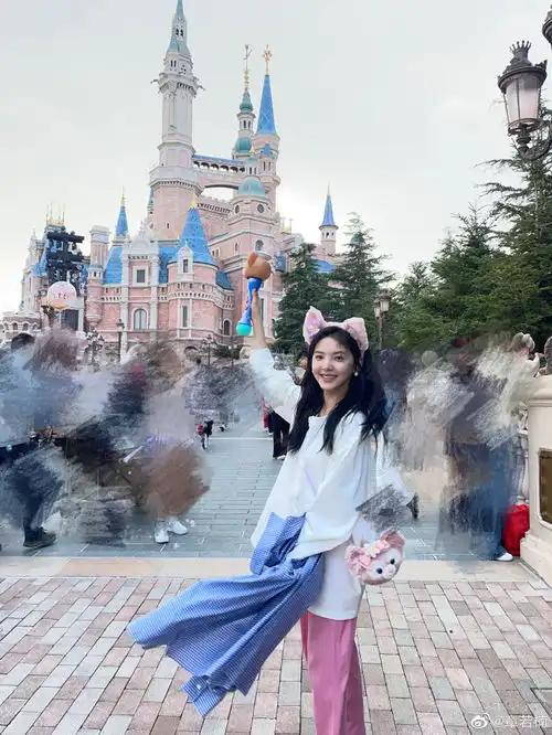 章若楠穿印花抹胸裙清新可人对镜笑容甜度满分