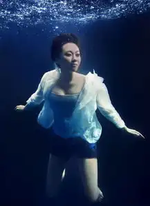 张馨予水下写真红裙妖媚范冰冰赵丽颖女星水中大片性感指数pk