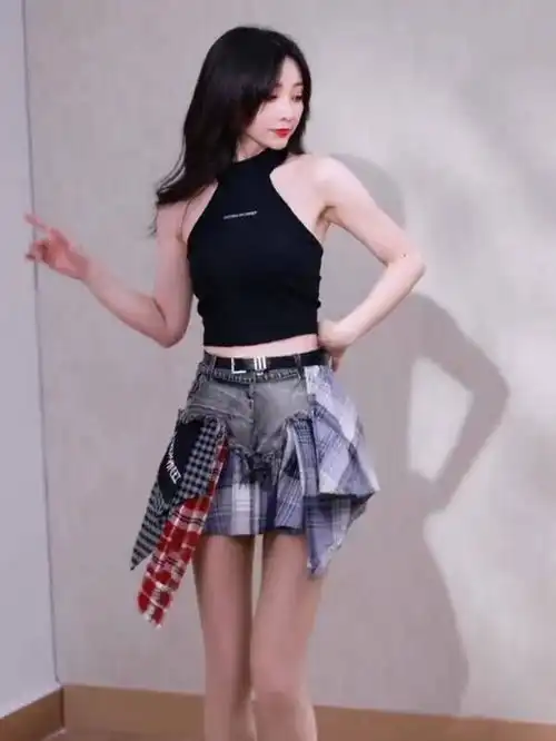 女星柳岩暴瘦,穿黑色露背装跳女团舞,身材纤细红唇吸睛