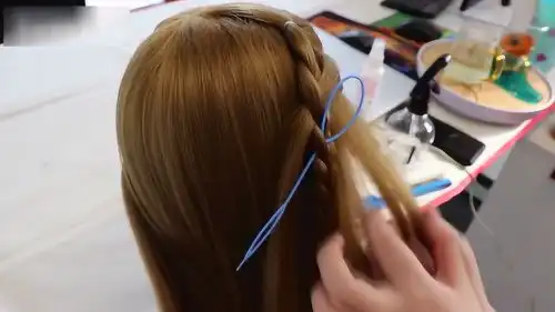 美妆小新家有女儿必学的一款发型,搭配什么衣服都好看
