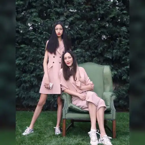 任达华15岁女儿与超模妈妈合体,逆天大长腿太抢镜,网友我酸了