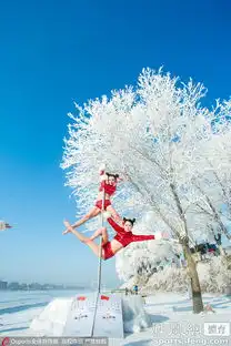 钢管舞美女身着红装雾凇下大秀舞姿雪树蓝天美轮美奂