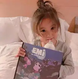 贾静雯女儿咘咘真的越长越漂亮了侧脸看镜头,这是什么可爱表情