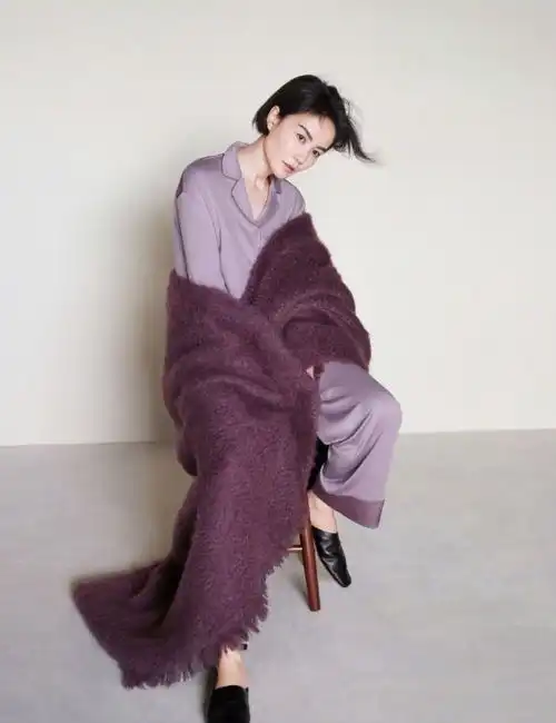 原创天后王菲近照曝光,51岁暴瘦出锥子脸,皮肤紧致比18少女还嫩