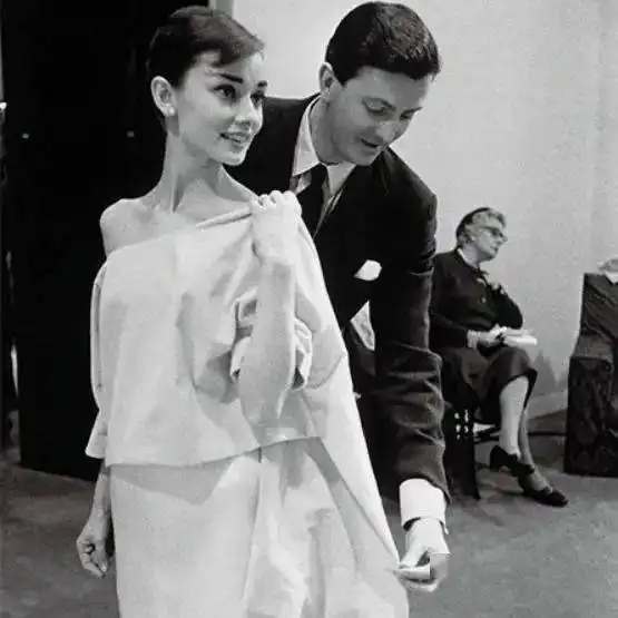 95后少女被白嫖2年她的朋友圈,我不敢看