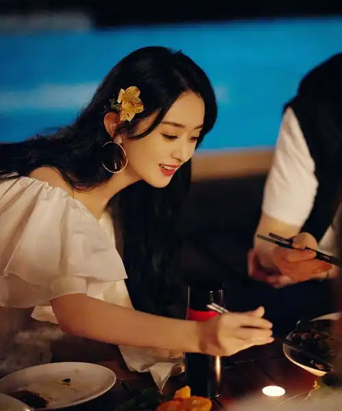 赵丽颖在泳池旁烧烤,穿白色露肩连衣裙超显身材,腿围羡慕了