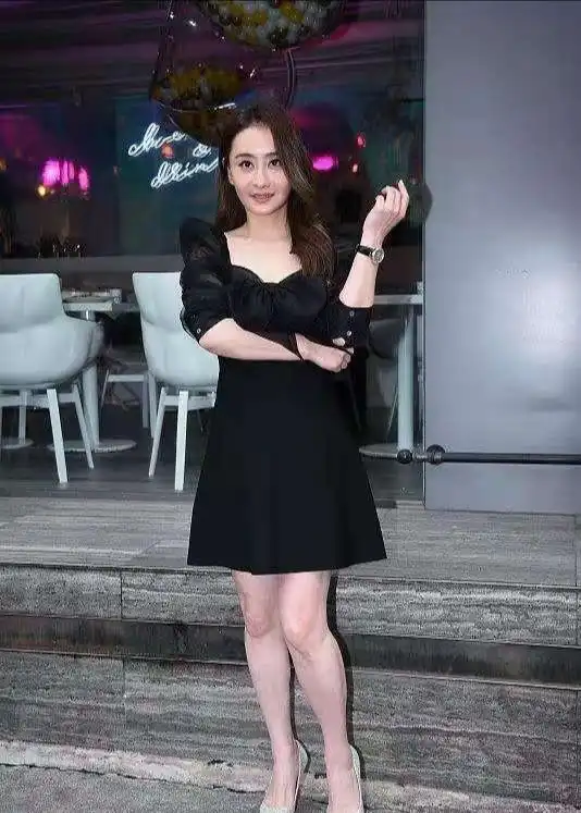 46岁陈德容转型当制片,穿黑短裙烫大波浪改走御姐范,长腿吸睛