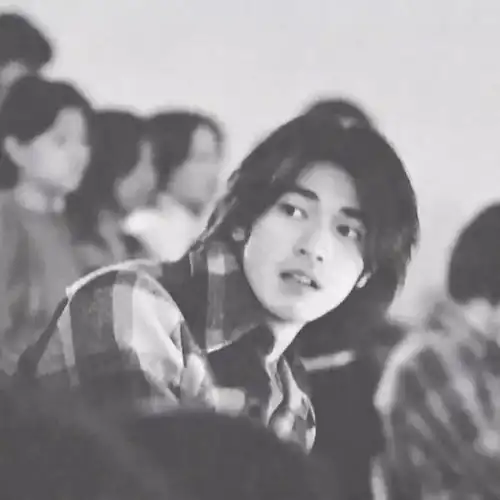 港风头像女生高级感周立波