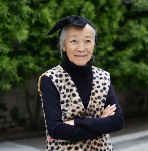 旧金山唐人街的老年穿搭,衣着鲜艳风格大胆,比年轻人敢穿