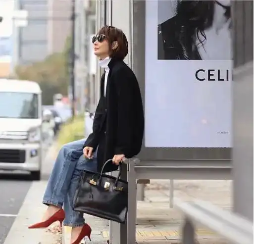 52岁的富冈佳子太会穿,简约大气又有高级的穿搭,优雅又有女人味