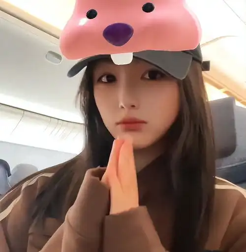 13岁王诗龄疑与男友豪宅过七夕,拍照害羞低头,评论区惨遭沦陷