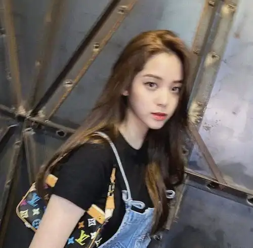 欧阳娜娜p图过度,脚趾直接变成方形,放大看真的有被吓到