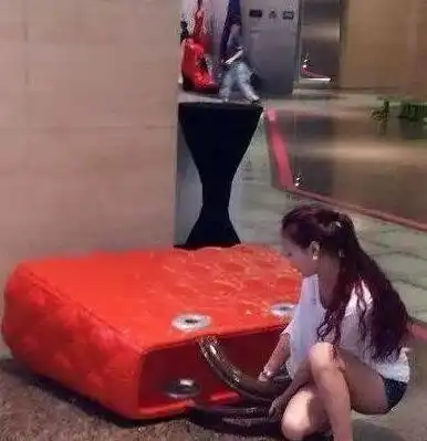 幽默笑话闺蜜刚刚更新了动态,她说和男朋友分手了
