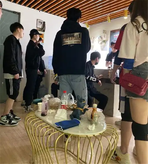 letme心真大,带着jk女友玩鬼屋阿水散步通关,网友又在装杯