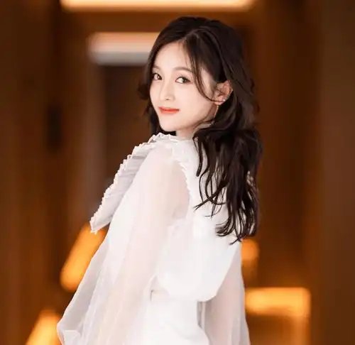 吴宣仪发文引争议,感慨娱乐圈不善待女孩,网友劝其最好退圈