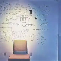 这个从不穿裤子的美女老板,开了家蹦迪风的甜品实验室