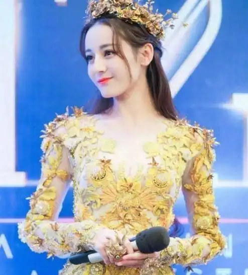 女明星们20岁长什么样李沁清纯,baby漫画脸,看到热巴太惊艳