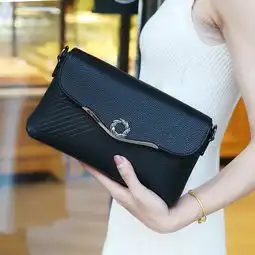 一个女人性格好不好,看她背的包包颜色就知道