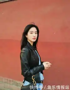 思美人兮杨采钰皮衣搭配淡蓝碎花裙,微风红墙下气质如兰