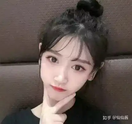 女生脸上黑头泛滥千万别用手挤,3妙招让黑头连根拔起