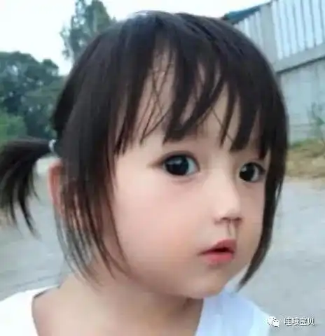 女孩因长太好看被质疑,妈妈晒全家照,网友高颜值家庭