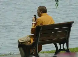 和尚尘缘未了街头征婚传宗接代超市陪女买文胸大口咬汉堡