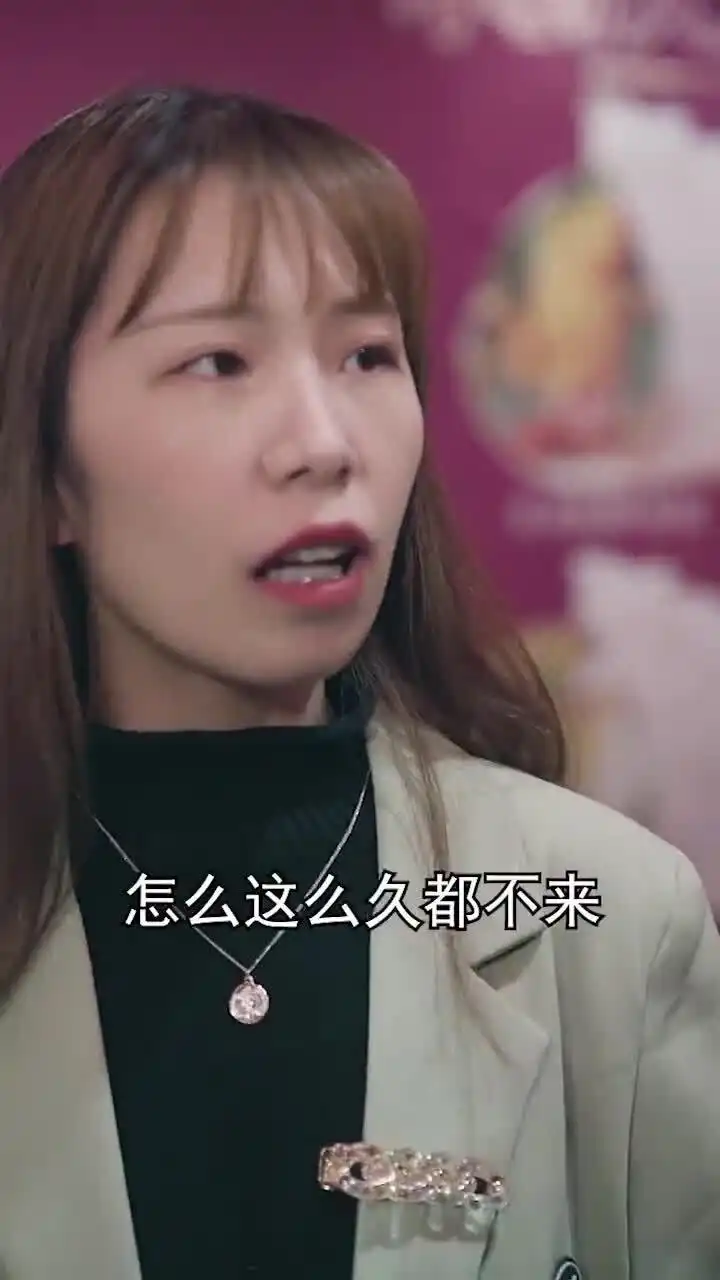 打肿脸充胖子真的很可怜美女吃饭竟叫来老板故意攀关系,结果太解气