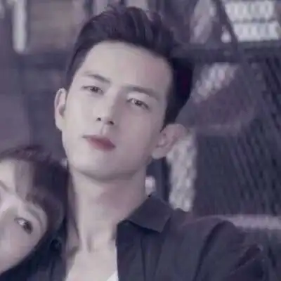 qq头像酷女生李现