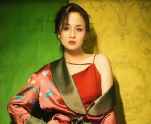 55岁的李颖不显老,最美挂历女郎近照曝光,容颜未改风韵犹