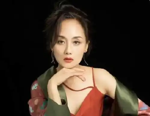 55岁的李颖不显老,最美挂历女郎近照曝光,容颜未改风韵犹