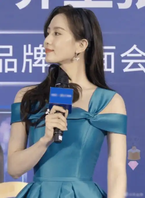 刘诗诗穿公主裙出席活动,秀流畅肩颈线条,挥手甜笑少女感十足