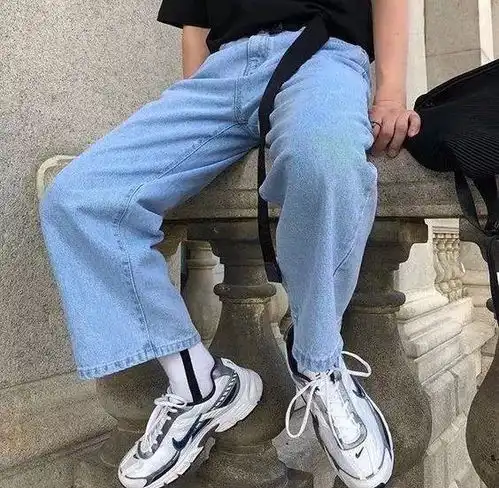 怎么搭宽松洗水牛仔裤,越过时越潮