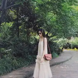 何穗和佟丽娅一个冷白皮一个黄皮,穿这种裙子居然都好看